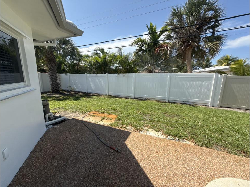 After: Same vinyl fence in Delray Beach, FL after chemical rust stain removal and gentle pressure washing