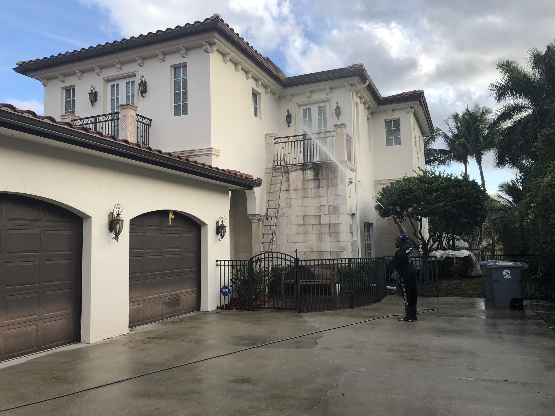 Low-pressure house washing in Delray Beach, FL