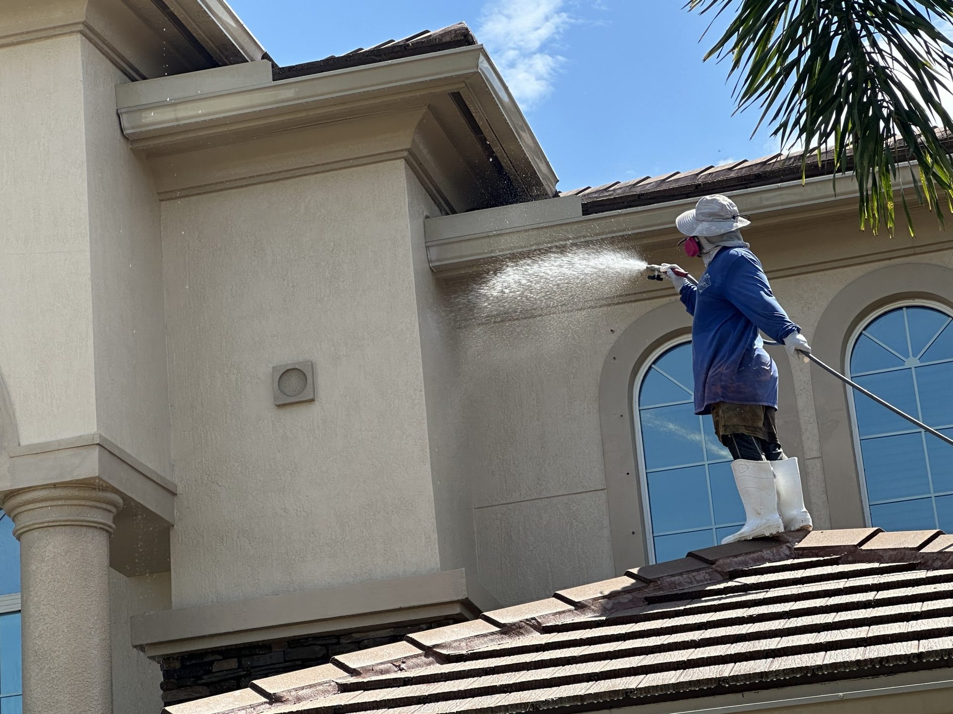 Low-pressure house washing in Wellington, FL